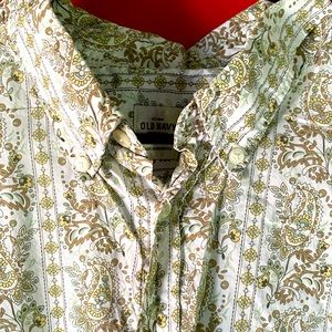 Old Navy printed short sleeve paisley button down shirt